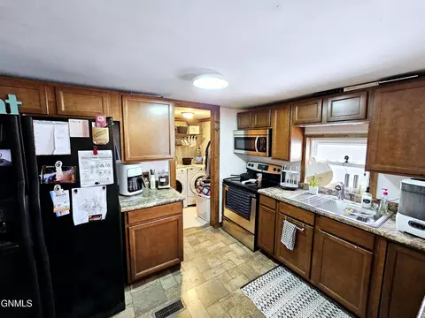 1821 32nd St W, Williston, ND 58801 photo 10