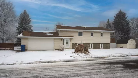 900 Cypress Dr, Beulah, ND 58523