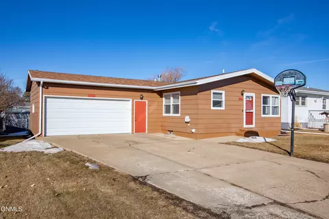 859 Dell Avenue Ave, Dickinson, ND 58601 photo 2