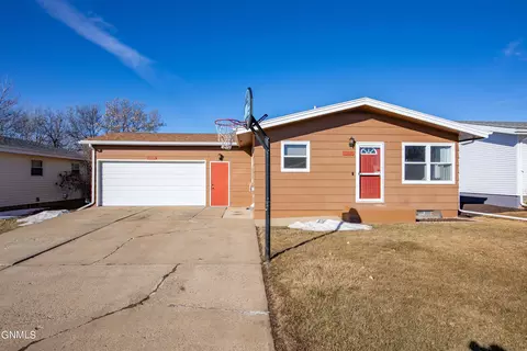 859 Dell Avenue Ave, Dickinson, ND 58601