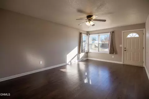 859 Dell Avenue Ave, Dickinson, ND 58601 photo 3