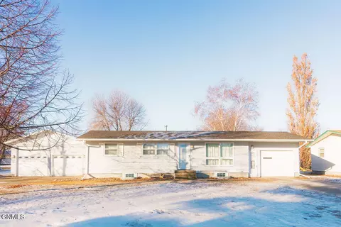 515 Mckenzie Ave, Carrington, ND 58421