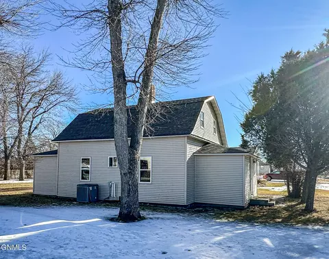 303 3rd Ave SW, Steele, ND 58482 photo 2