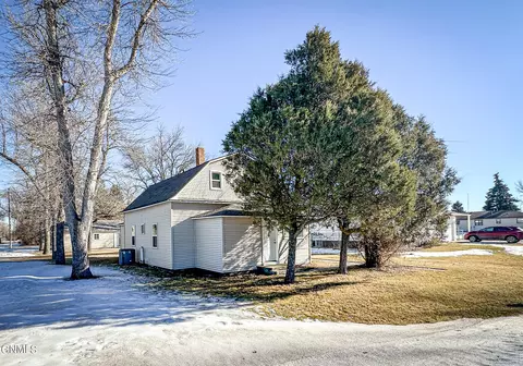 303 3rd Ave SW, Steele, ND 58482