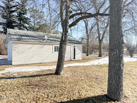 303 3rd Ave SW, Steele, ND 58482 photo 4