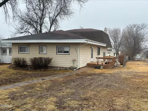 307 5th Ave SW, Bowman, ND 58623