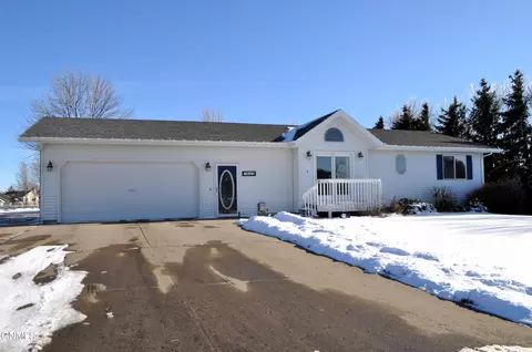 615 High Park Dr N, Wilton, ND 58579
