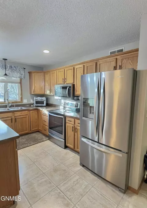 3740 Regent Dr, Bismarck, ND 58504 photo 9