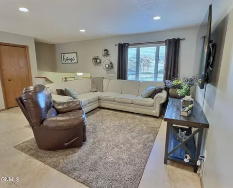 3740 Regent Dr, Bismarck, ND 58504 photo 3