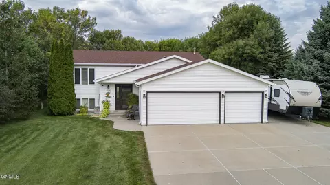 3740 Regent Dr, Bismarck, ND 58504