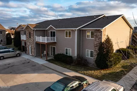 2904 Edgewater Lp SE, Mandan, ND 58554 photo 2