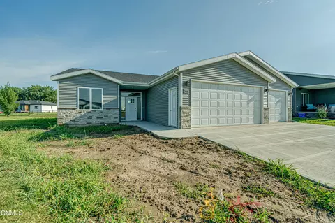 316 Boston Pl, Bismarck, ND 58504