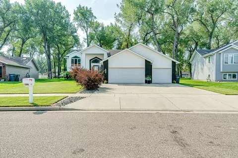 3204 Bay Shore Bend Bnd SE, Mandan, ND 58554