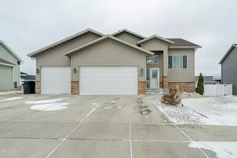 803 Canyon Rd SW, Mandan, ND 58554