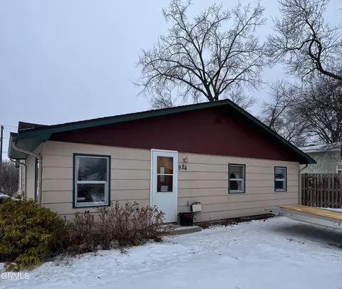924 4th Ave NE, Jamestown, ND 58401