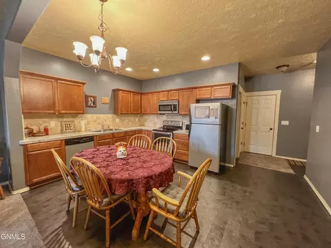 1707 Bison Dr, Williston, ND 58801 photo 2