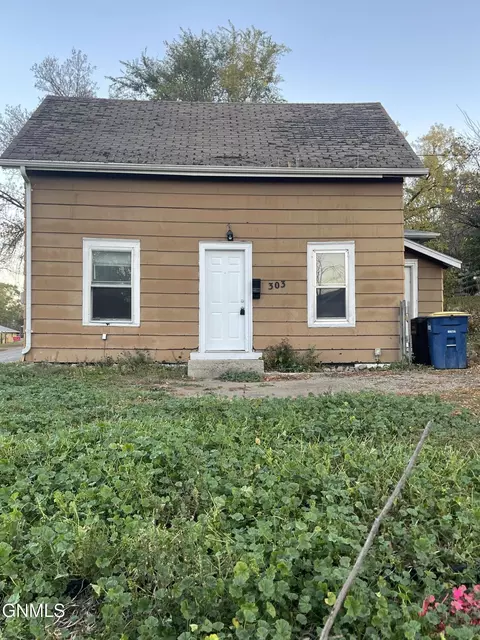303 8th St NE, Jamestown, ND 58401