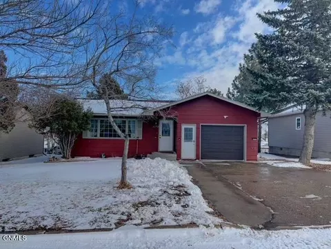 304 6th St NE, Watford City, ND 58854
