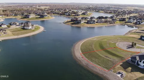 824 Southbay Cir, Bismarck, ND 58504