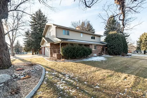 1120 Ward Rd, Bismarck, ND 58501