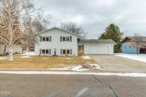 312 7 Ave NW, Hazen, ND 58545