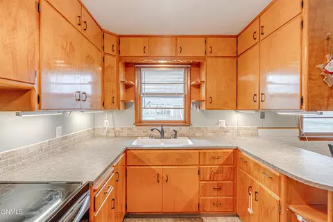1609 Monte Dr NW, Mandan, ND 58554 photo 8