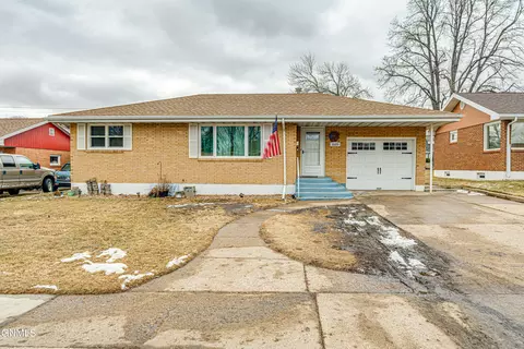 1609 Monte Dr NW, Mandan, ND 58554