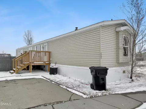 2207 35th Ter W, Williston, ND 58801