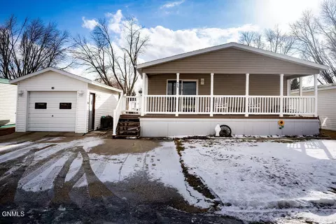 925 Western Park Vlg, Jamestown, ND 58401