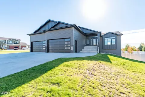 1205 Eagles View Ln, Bismarck, ND 58503