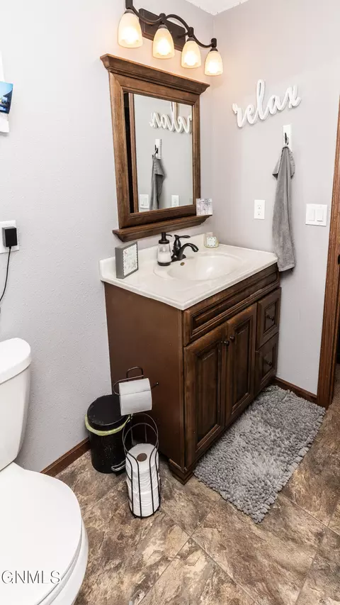 Bath - 1420 Talon Rd, Bismarck, ND 58503 photo 7 of 9