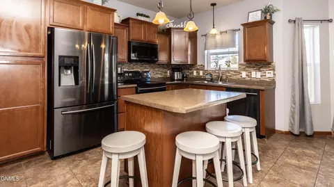 Kitchen - 1420 Talon Rd, Bismarck, ND 58503 photo 4 of 6
