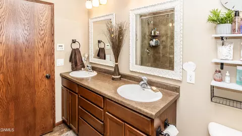 Bath - 1420 Talon Rd, Bismarck, ND 58503 photo 5 of 9