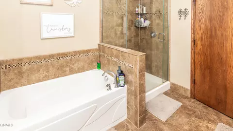 Bath - 1420 Talon Rd, Bismarck, ND 58503 photo 3 of 9