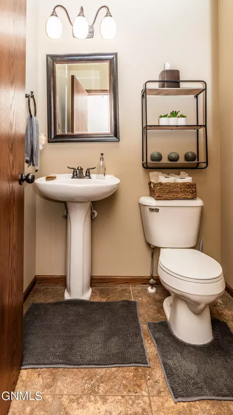 Bath - 1420 Talon Rd, Bismarck, ND 58503 photo 1 of 9