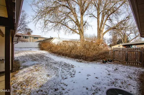 Exterior - 323 7th Ave E, Dickinson, ND 58601 photo 6 of 8