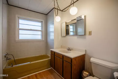 Bath - 323 7th Ave E, Dickinson, ND 58601 photo 1 of 2
