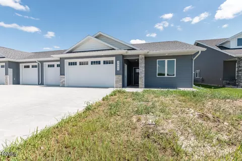 3005 Baltimore Dr, Bismarck, ND 58504
