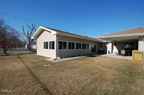 Exterior - 808 9th St SW, Sidney, MT 59270 photo 2 of 6