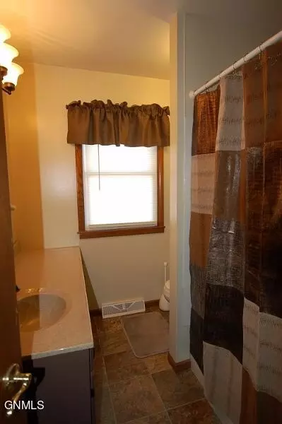 Bath - 808 9th St SW, Sidney, MT 59270 photo 1 of 2