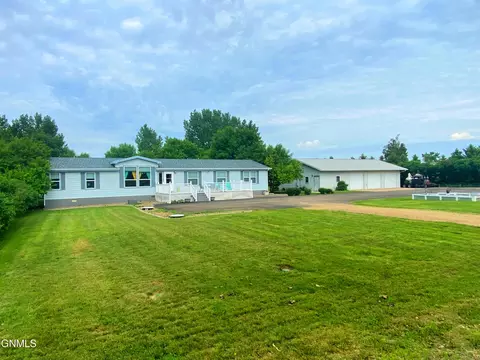 111 Crestview Dr, Watford City, ND 58854