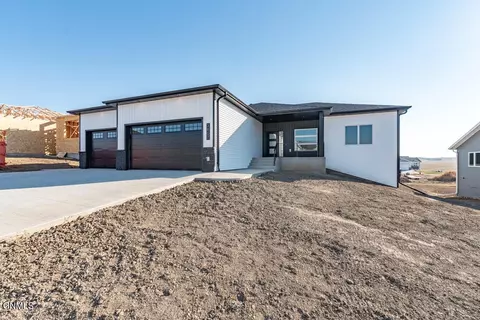3807 Platinum St, Bismarck, ND 58503