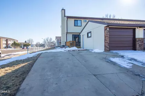 609 29th St W, Dickinson, ND 58601