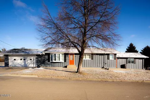 702 15th St SW, Jamestown, ND 58401