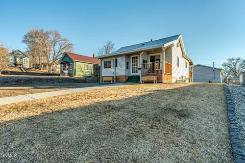 208 8th Ave NE, Mandan, ND 58554