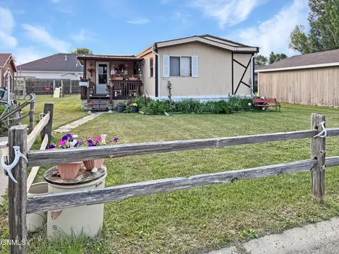 1215 Coolidge Ave, Minot, ND 58701