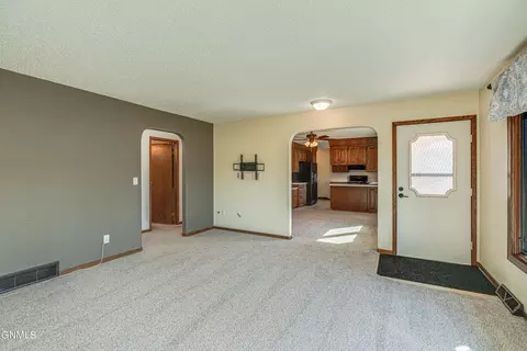 Living - 13303 52nd St NE, Baldwin, ND 58521 photo 1 of 3