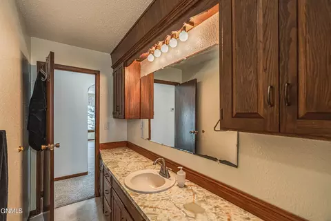 Bath - 13303 52nd St NE, Baldwin, ND 58521 photo 8 of 11