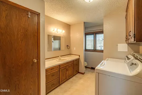 Bath - 13303 52nd St NE, Baldwin, ND 58521 photo 1 of 11