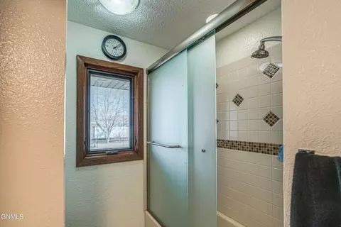 Bath - 13303 52nd St NE, Baldwin, ND 58521 photo 6 of 11